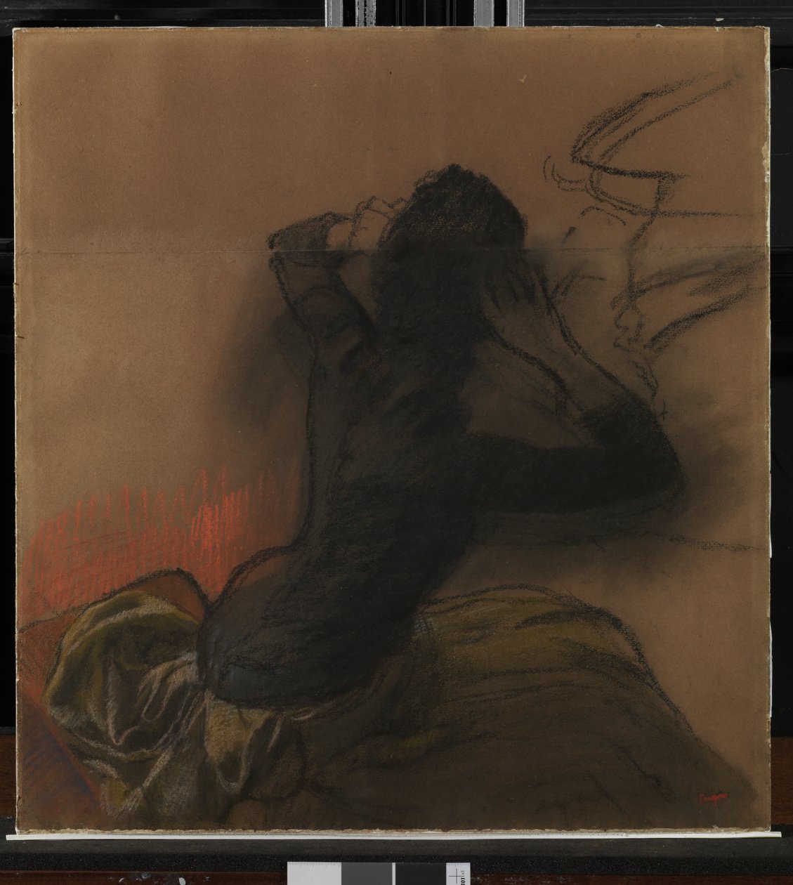 Kvinne som justerer håret, ca. 1884 av Edgar Degas