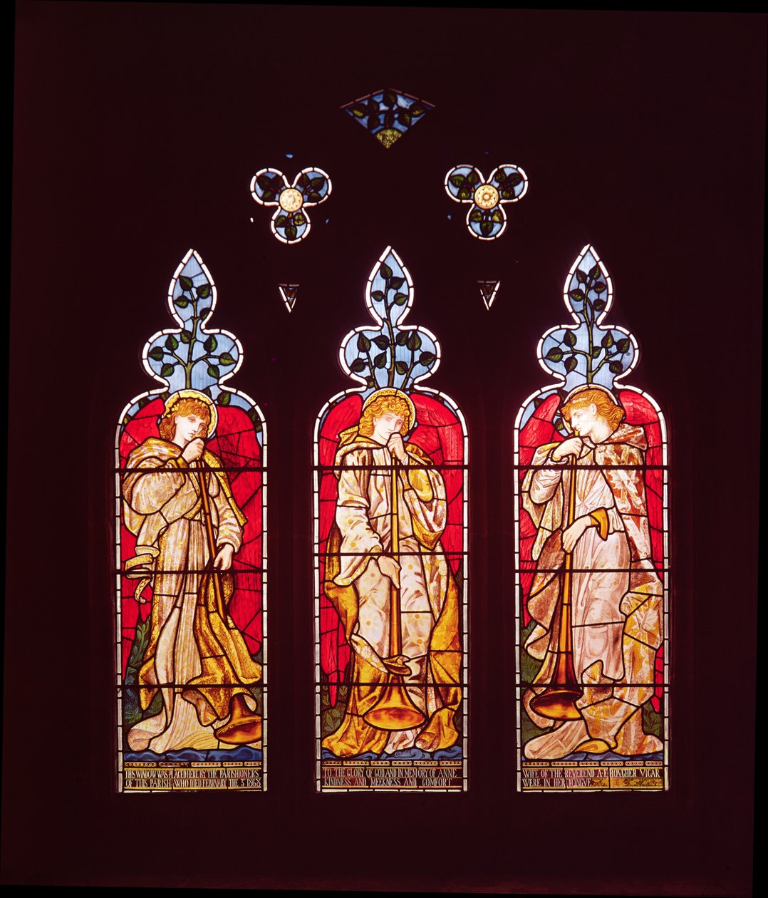 Three Trumpeting Angels, sørgangvindu, laget av Morris, Marshall, Faulkner og Co. (farget glass) av Edward Burne Jones