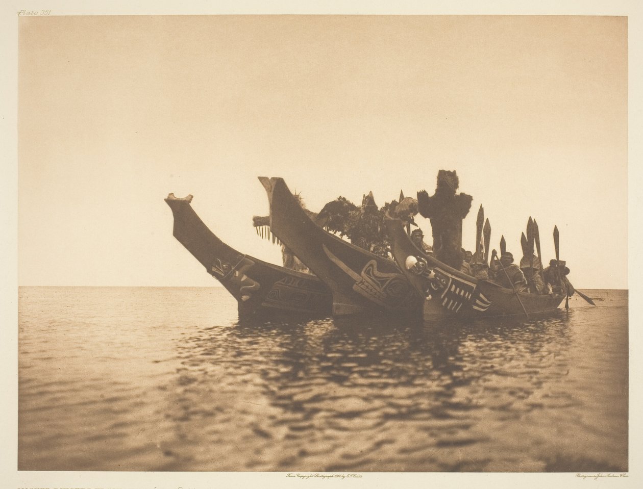 Maskerte dansere i kanoer-Qagyuhl A av Edward S. Curtis