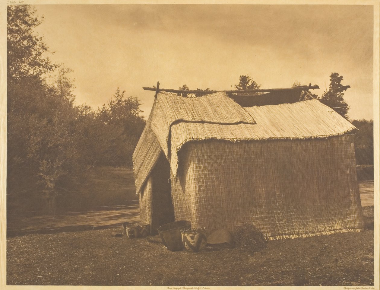 Et mattehus - Skokomish, 1912. av Edward Sheriff Curtis