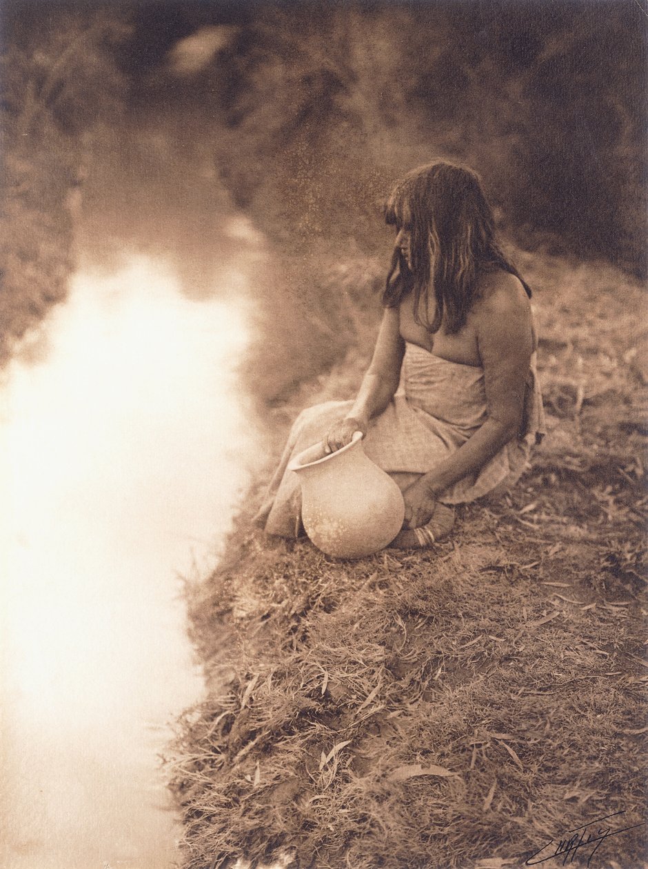 Maricopa Woman at the Stream av Edward Sheriff Curtis