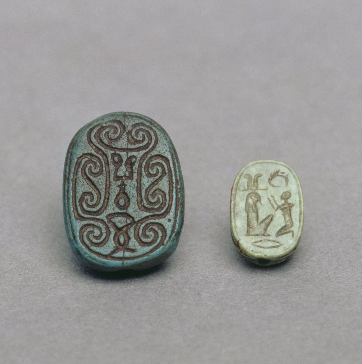 (L-R) egyptisk skarabéamulett av fajanse, andre mellomperiode, 13.-17. dynasti, ca. 1650 f.Kr.; grønn feltspat skarabeemamulett, sen periode, 26. dynasti, ca. 600 f.Kr. av Egyptian