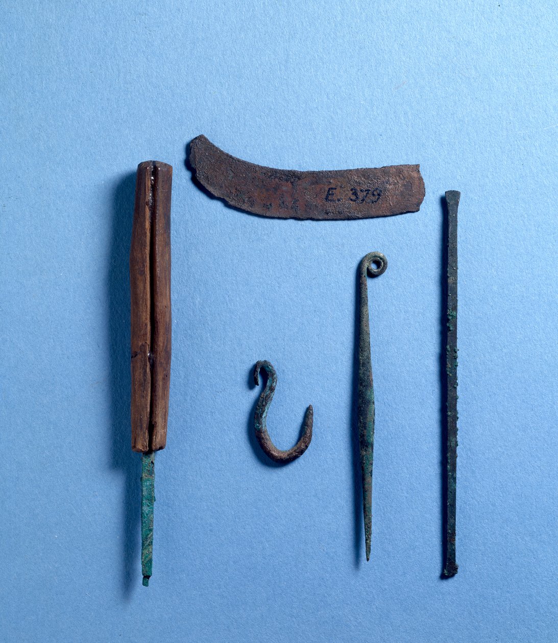 Meisel, syl, kniv og fiskekrok (kobber) av Egyptian