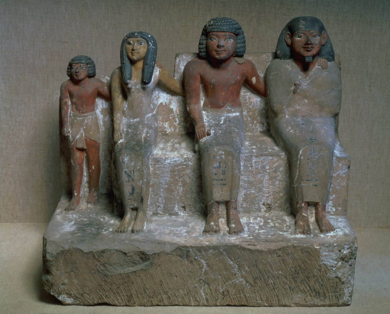 Statuett av en familiegruppe (pigment på kritt) av Egyptian