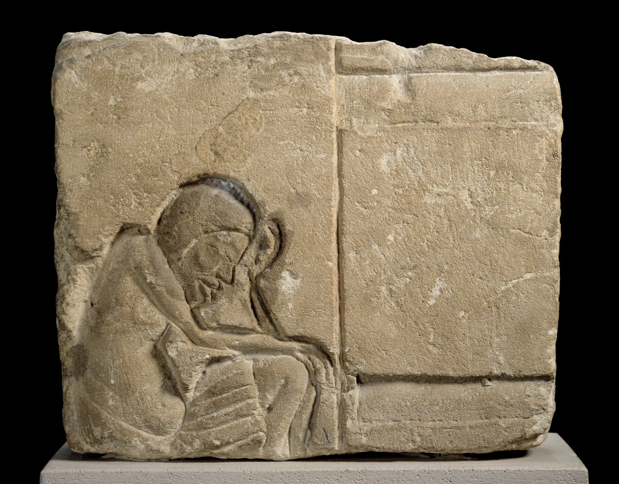 Kalksteinsfragment skåret i nedsunket relieff som viser en søvnig tjener i palassets kalkstein av Egyptian 18th Dynasty