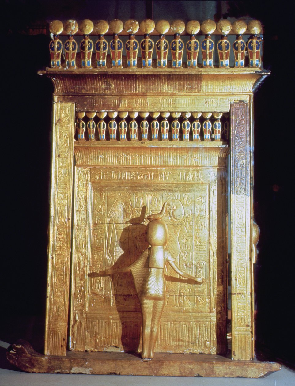 Canopisk kiste i form av en helligdom satt på en slede omgitt av skytsgudinnene, fra graven til Tutankhamon, New Kingdom (forgylt tre) (se også 59235) av Egyptian 18th Dynasty