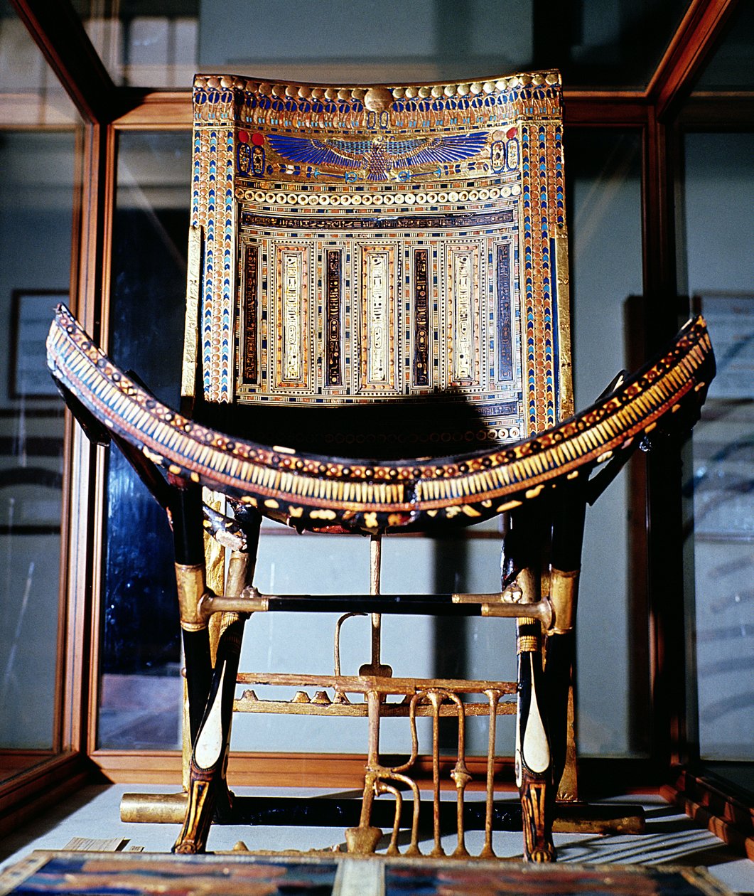 Kirkestol, fra graven til Tutankhamon (ca. 1370-52 f.Kr.) i Kongenes dal ved Theben, New Kingdom (innlagt ibenholt) (se også 149419) av Egyptian 18th Dynasty
