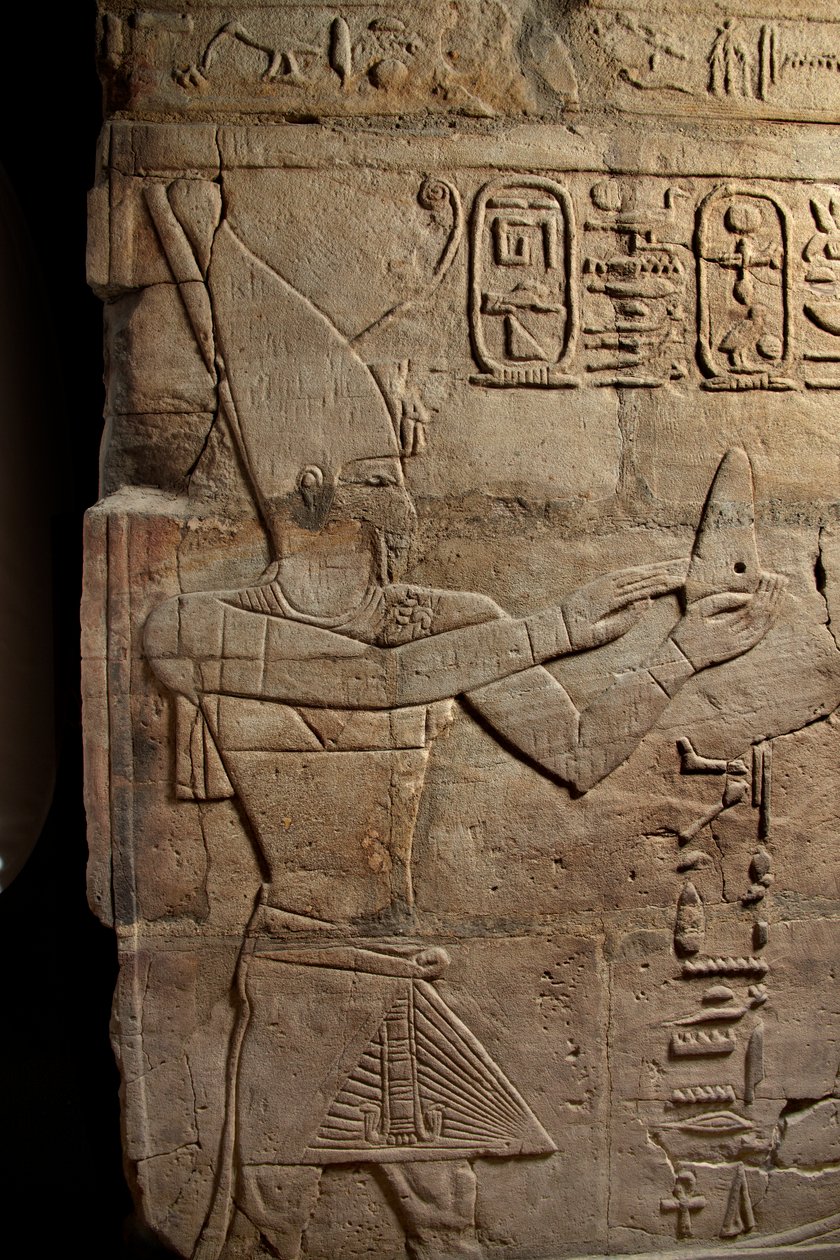 Relieff på en helligdom reist av farao Taharqa i hoffet til Temple of Amun bygget av ham i Kawa i Nubia, 25. dynasti, sen periode, 690-64 f.Kr. sandsteinsdetalj fra 107896 av Egyptian 25th Dynasty