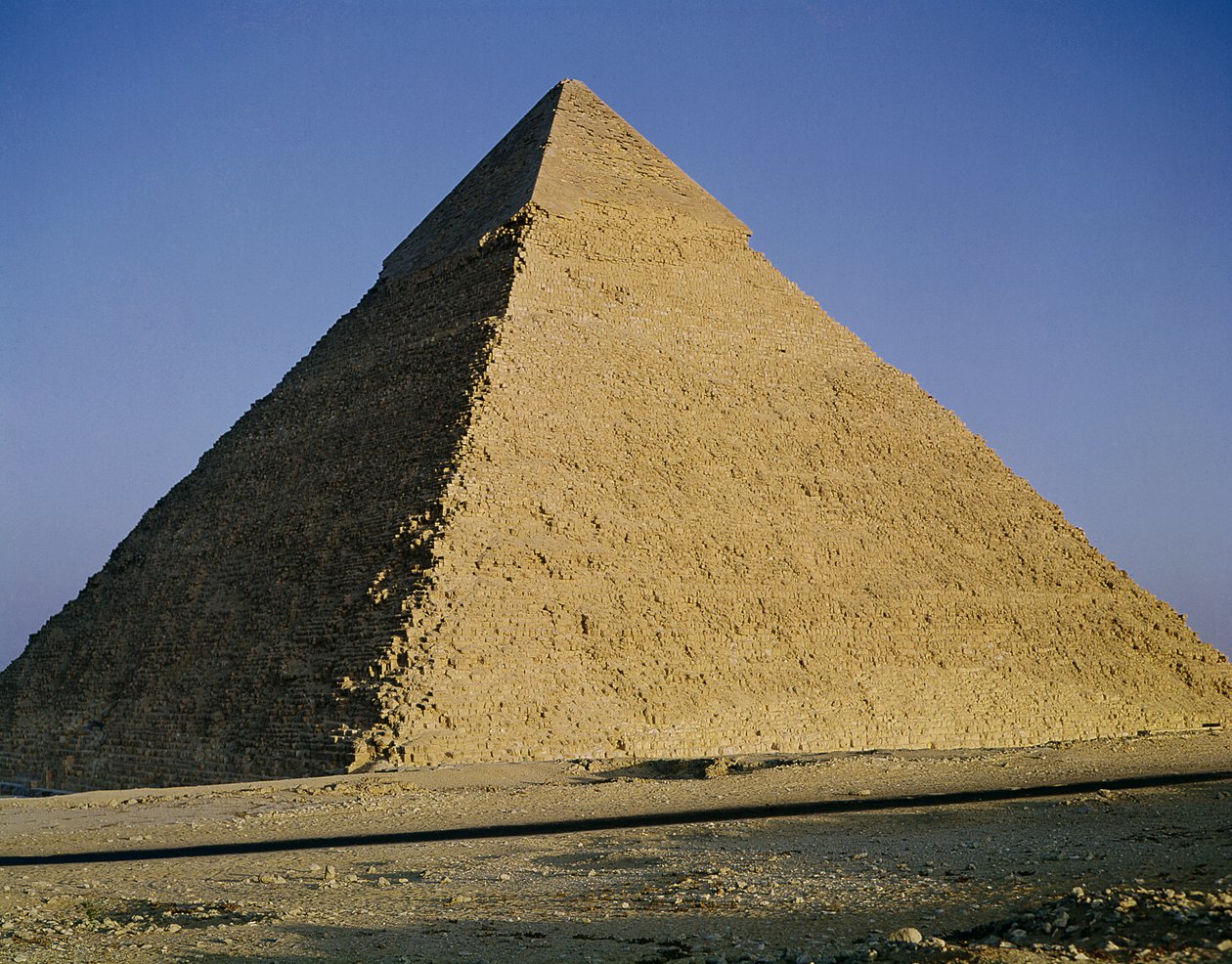 Pyramiden av Khafre (2520-2494 f.Kr.) ca. 2589-30 f.Kr. av Egyptian 4th Dynasty