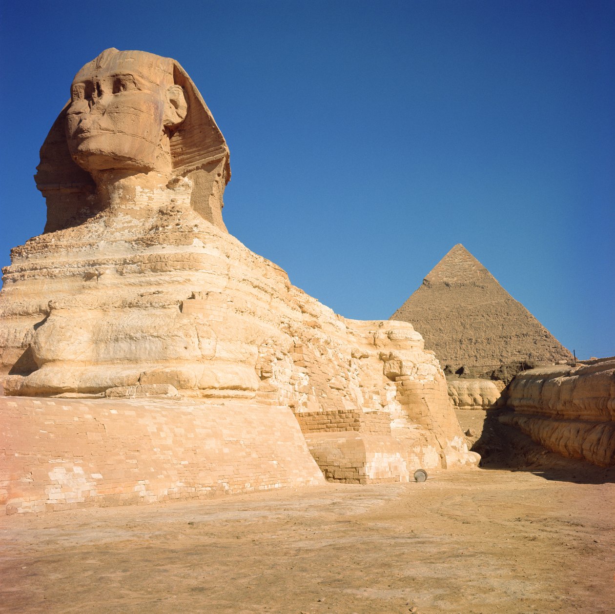 Sfinxen og pyramiden i Khafre, Giza, Gamle riket 2613-2494 f.Kr. (se også 59243) av Egyptian 4th Dynasty