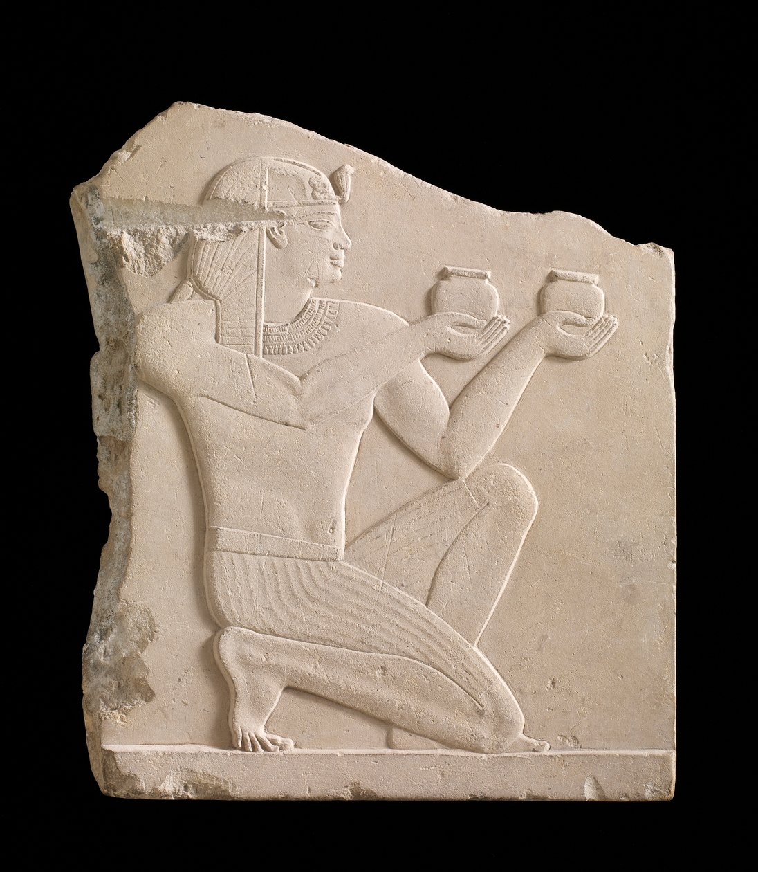 Plakett som viser en konge som tilbyr vin, ptolemaisk periode, 305-30 f.Kr. myk kalkstein av Egyptian Ptolemaic Period