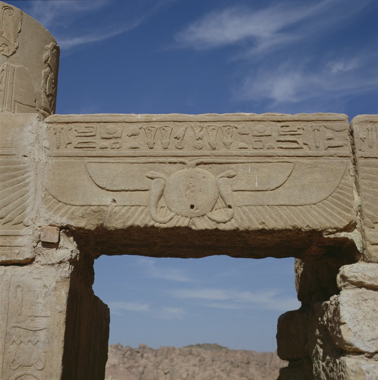 Architrave med utskjæring, fra Isis-tempelet av Egyptian Ptolemaic Period