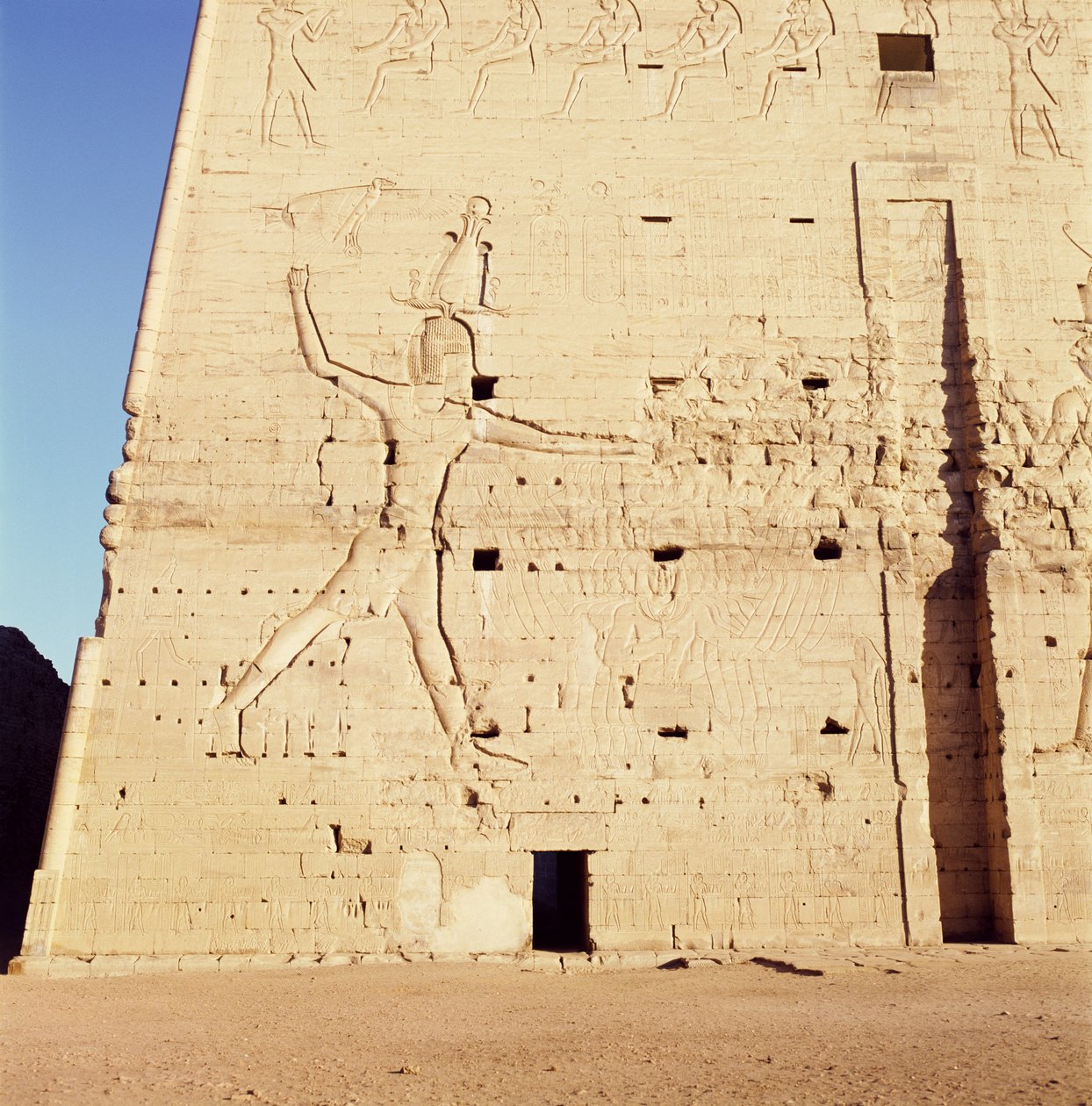 Ptolemaios XII (ca. 112-51 f.Kr.) slår fiendene sine fra inngangspylonen til Horus-tempelet av Egyptian Ptolemaic Period