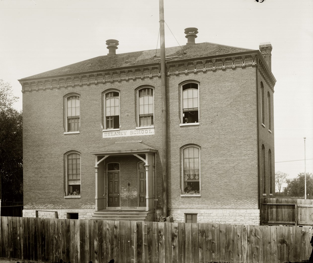 Delaney School før 1911. Virginia Avenue og Bowen Street. (Også kalt farget skole nr. 6). av Emil Boehl