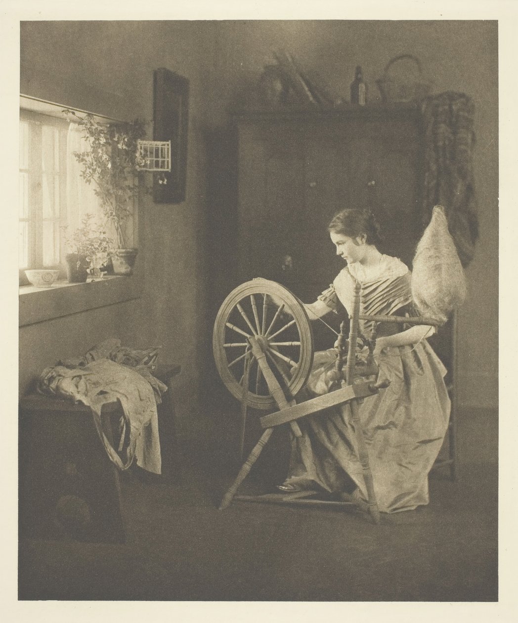 Spinning, c. 1898. av Emilie V. Clarkson