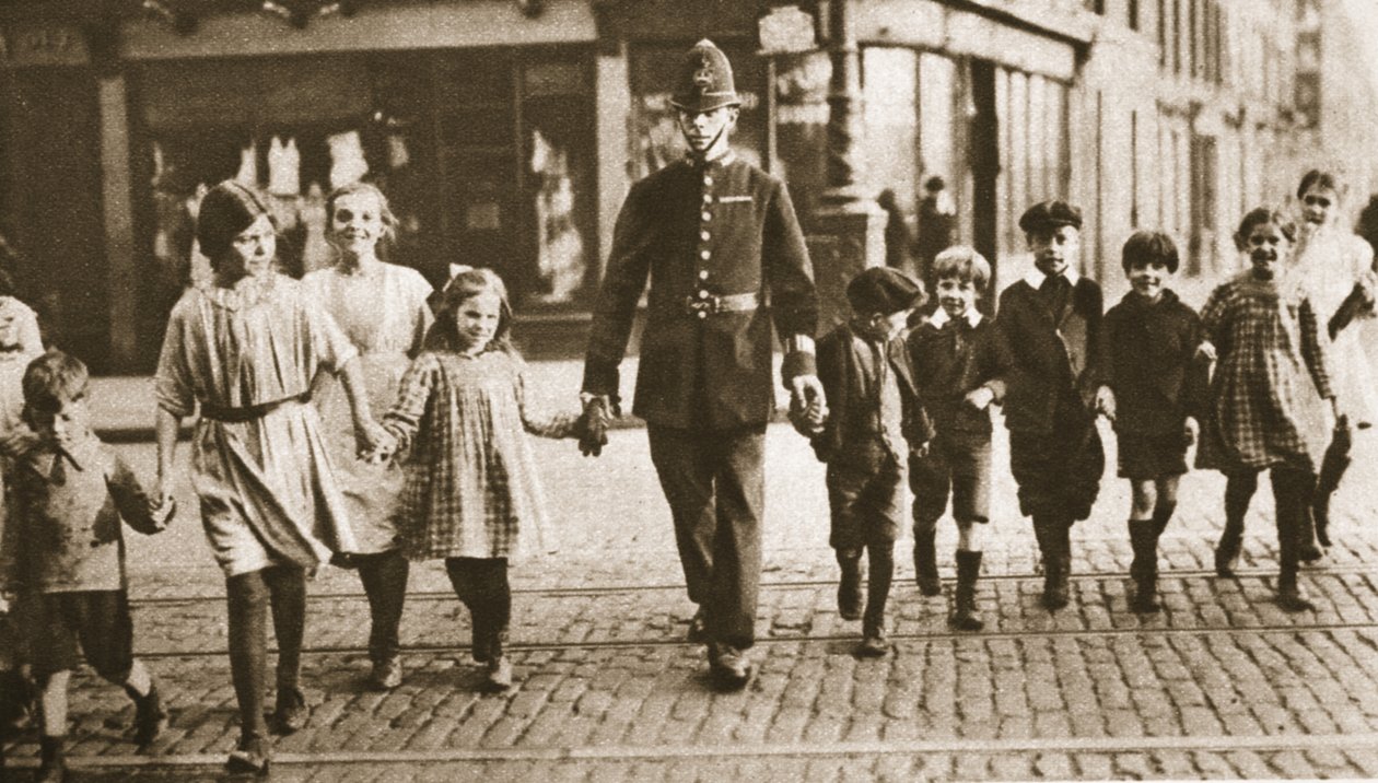 En bobby på takten som hjelper barn over gaten på slutten av skoledagen, fra Wonderful London, publisert 1926-27 (fotogravyr) av English Photographer