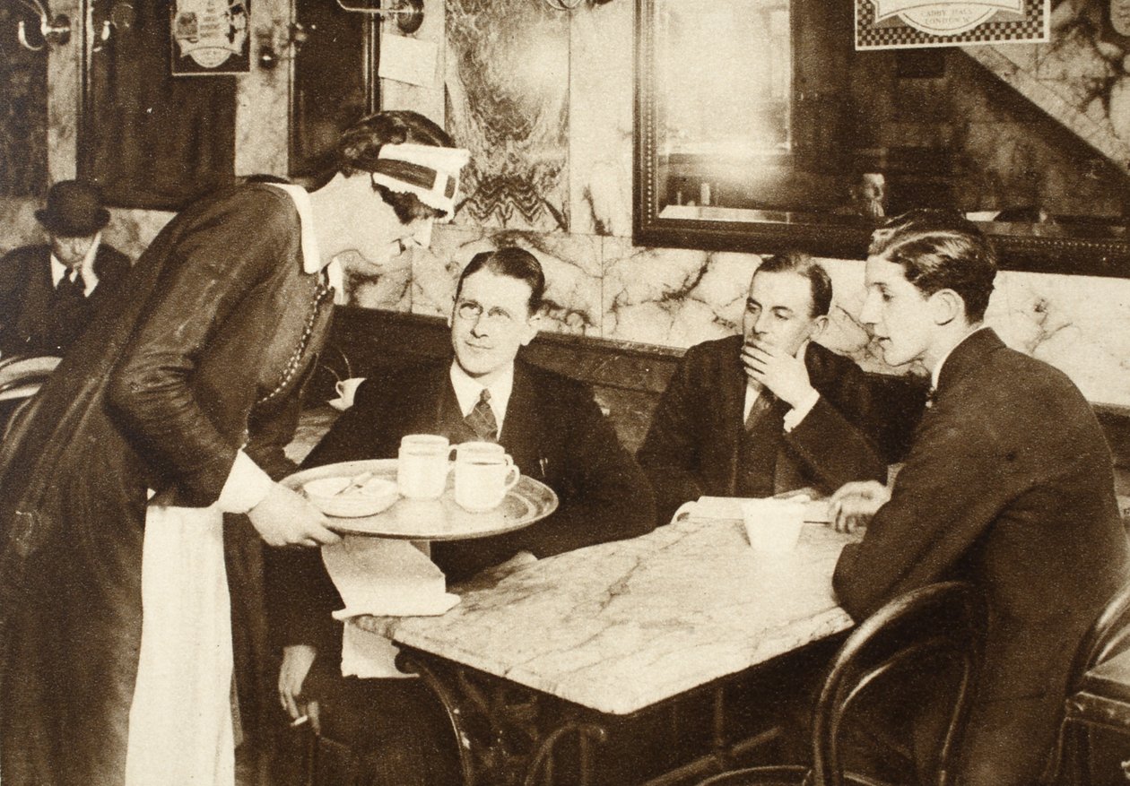 En kaféservitør, iført samme uniform som en stuepike, serverer kaffe til kontorarbeidere under deres 11-pause, fra Wonderful London, publisert 1926-27 (fotogravure) av English Photographer