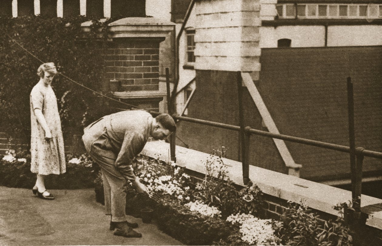 Et par som pleier sin private takterrasse på en blokk i Tudor Street, fra Wonderful London, publisert 1926-27 (fotogravyr) av English Photographer
