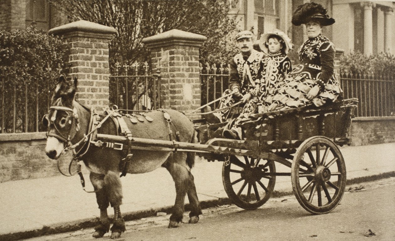 En eselbår transporterer en velstående familie med kjøpmenn (sepia-bilde) av English Photographer