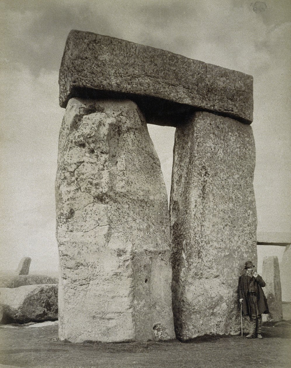 En gjeter som poserer ved Stonehenge på Salisbury Plain av English Photographer