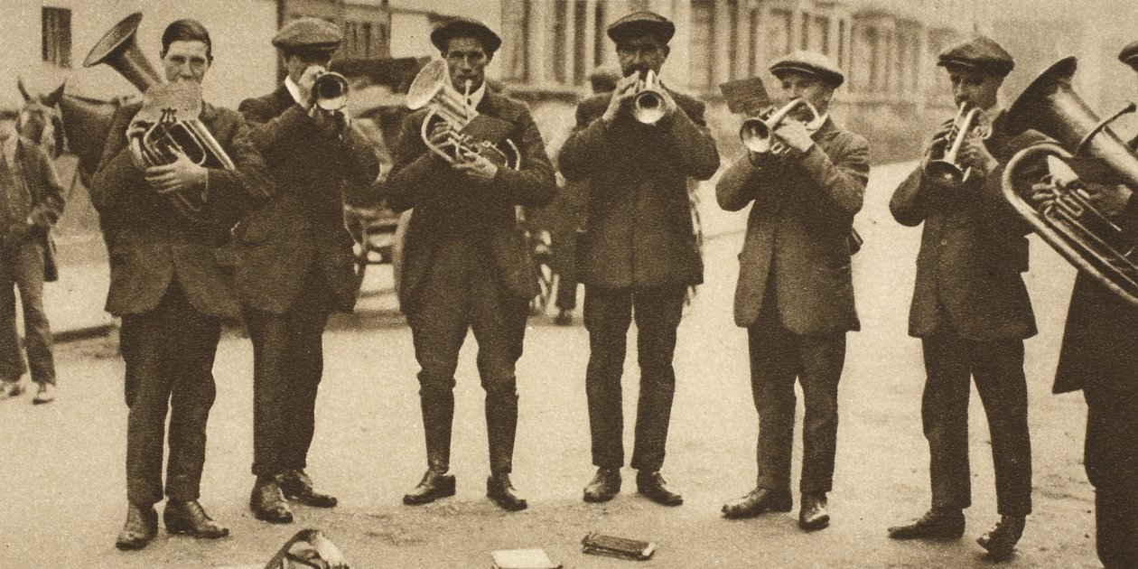 Et gateband (sepia-bilde) av English Photographer