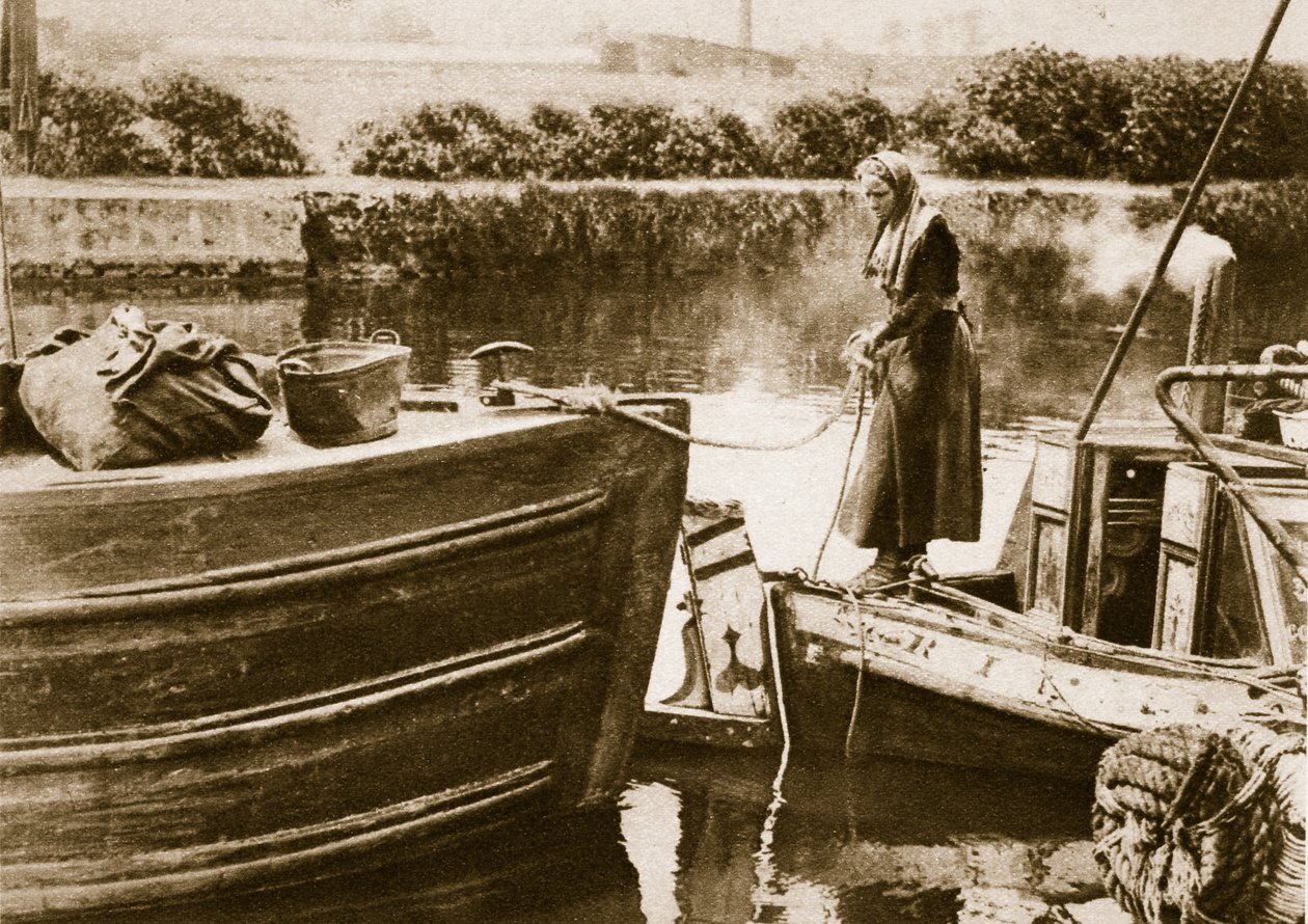 En kvinne som sikrer hekken på lekteren hennes, London (sepia-bilde) av English Photographer