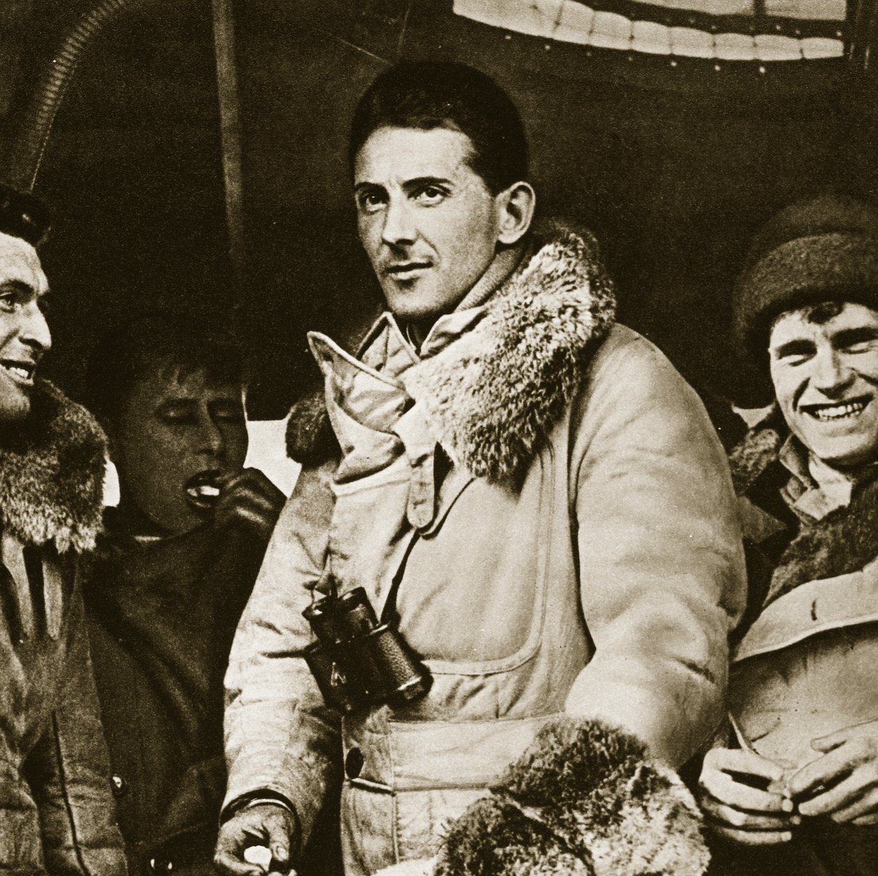 Luftskipshelt av en rørende historie (fotogravyr) av English Photographer