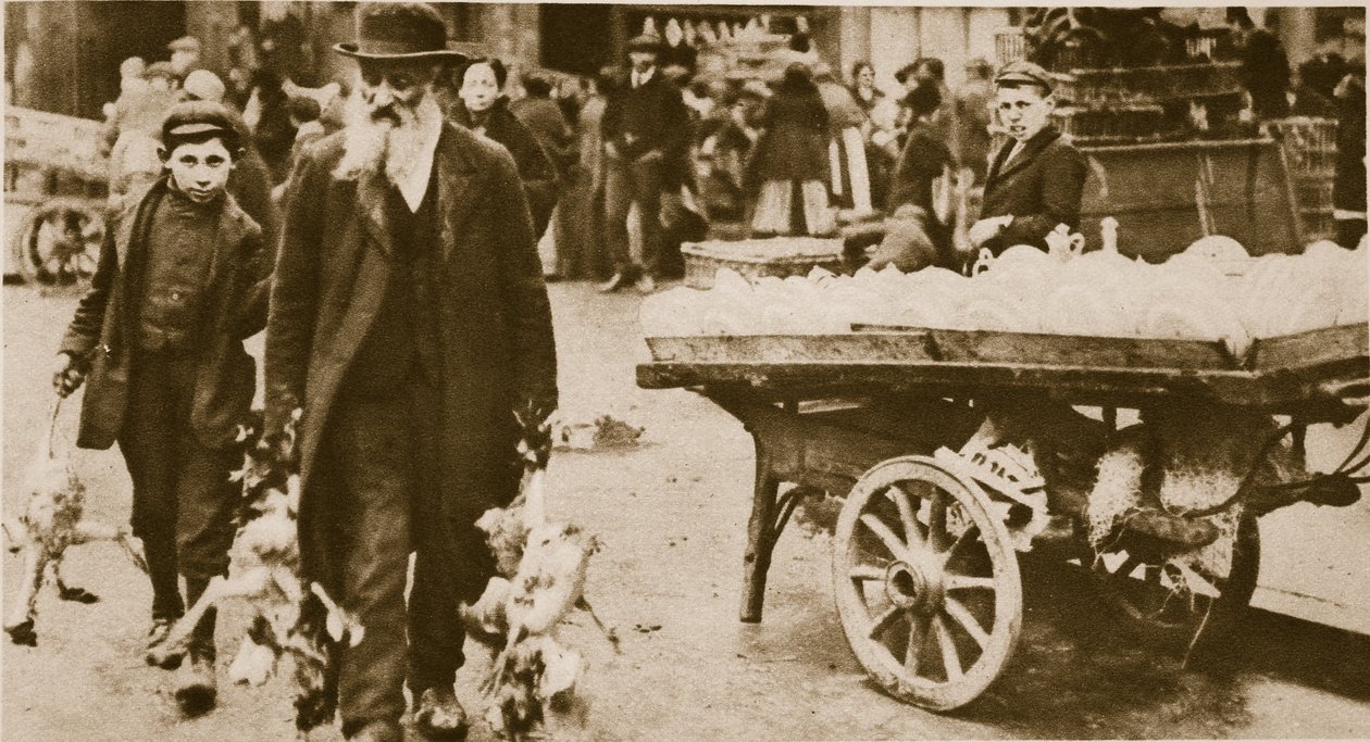 En jødisk gammel mann og barnebarnet hans bærer noen høns fra Wentworth Street, Stepney (sepia-bilde) av English Photographer