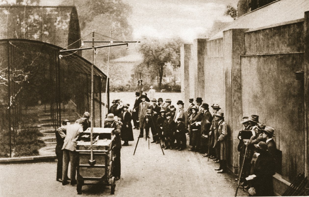 En tidlig ekstern sending av BBC fra London Zoo mens teknikere forsøkte å ta opp lyden av skriking fra volieren, fra Wonderful London, publisert 1926-27 (fotogravure) av English Photographer