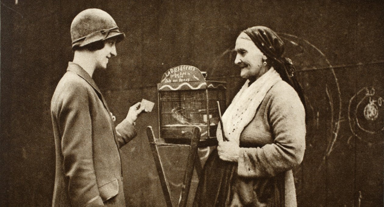 En gammel italiensk kvinne med en parakitt i et bur, fra Wonderful London, publisert 1926-27 (fotogravure) av English Photographer