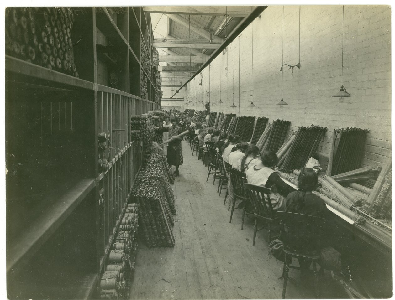 Axminster threading, teppefabrikk, 1923 av English Photographer