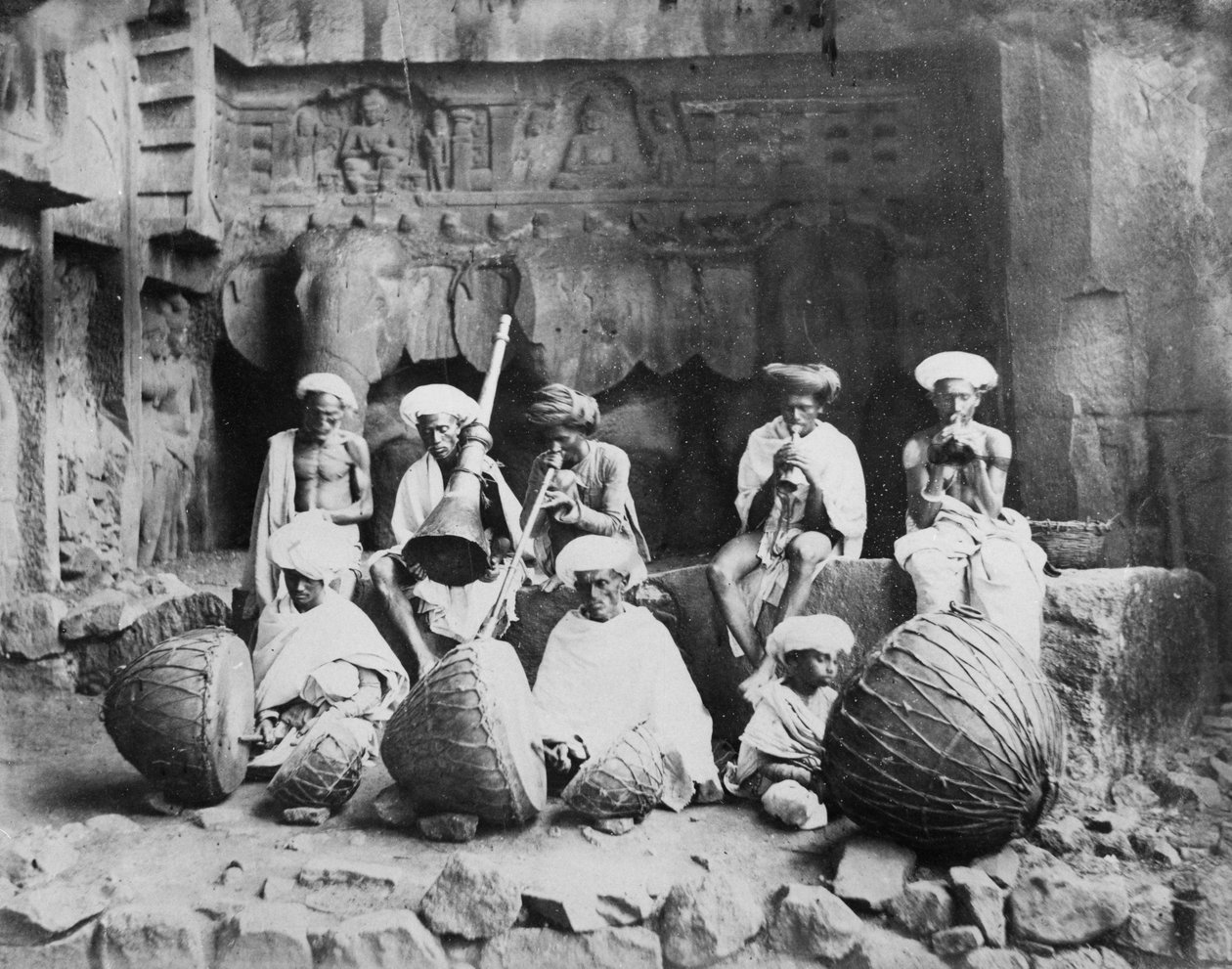 Band of Musicians in the Karla Caves, ca. 1860-90-tallet av English Photographer