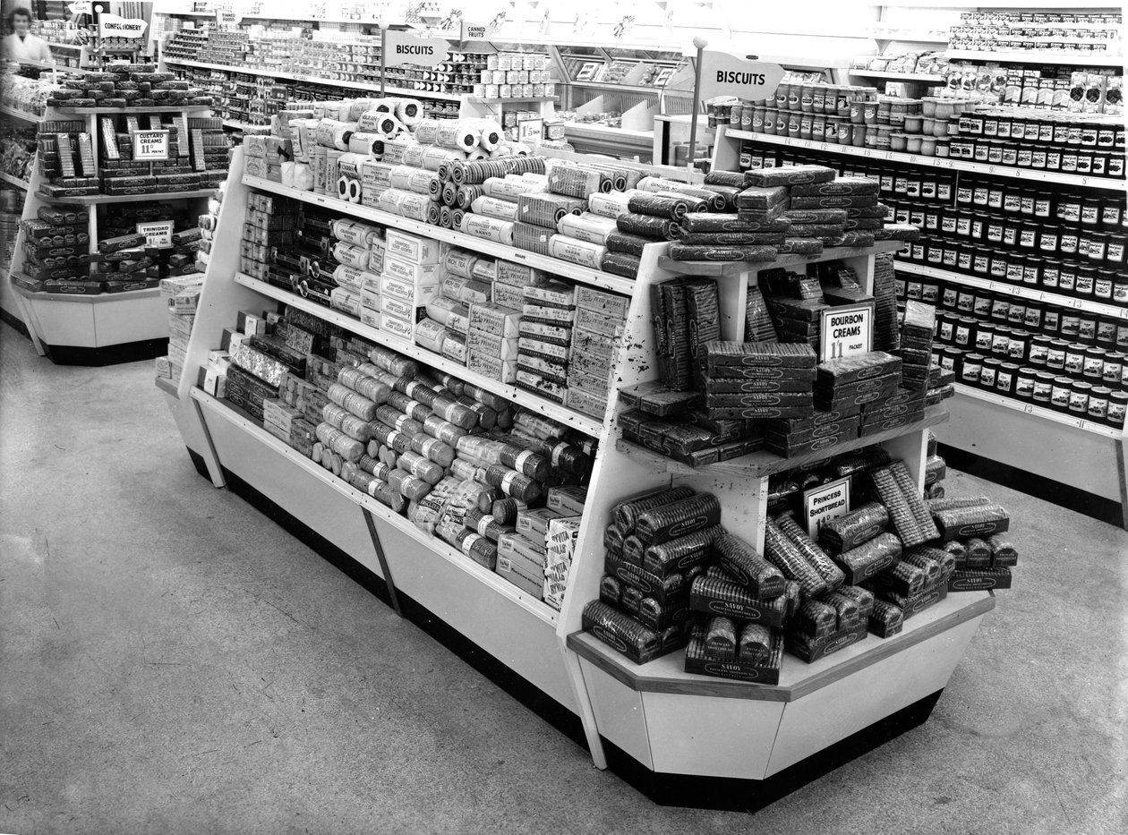 Kjeksgang, Woolworths-butikk, 1956 av English Photographer