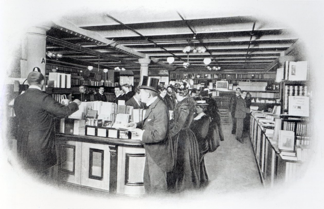 Bokavdelingen i en hær- og marinebutikk, ca. 1900 av English Photographer