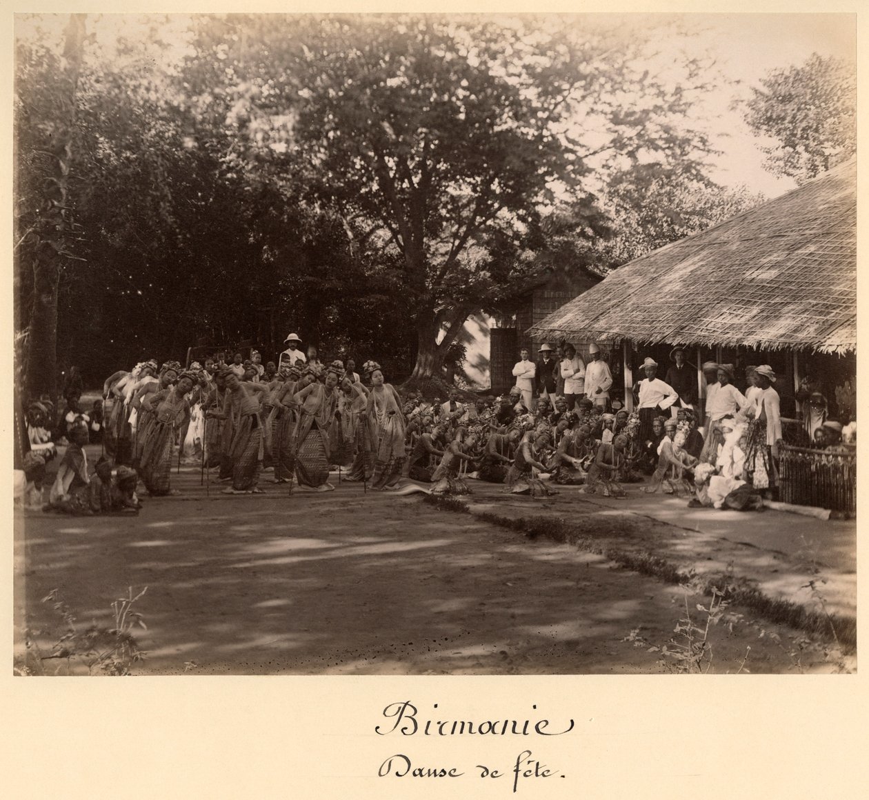 Burmesiske dansere feirer, Burma, slutten av 1800-tallet (albumintrykk) av English Photographer