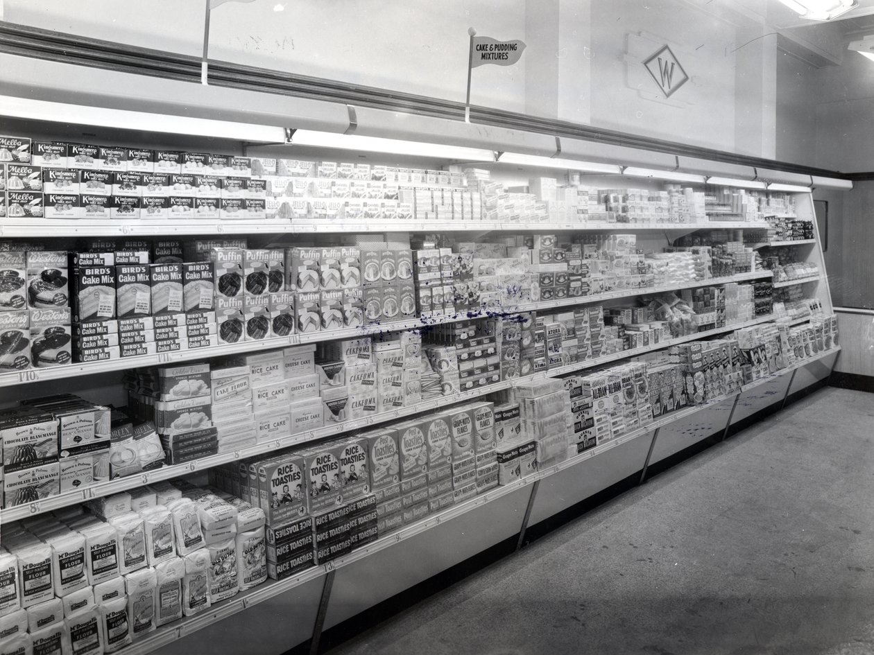 Kake- og puddingblandingsgang, Woolworths store, 1956 av English Photographer