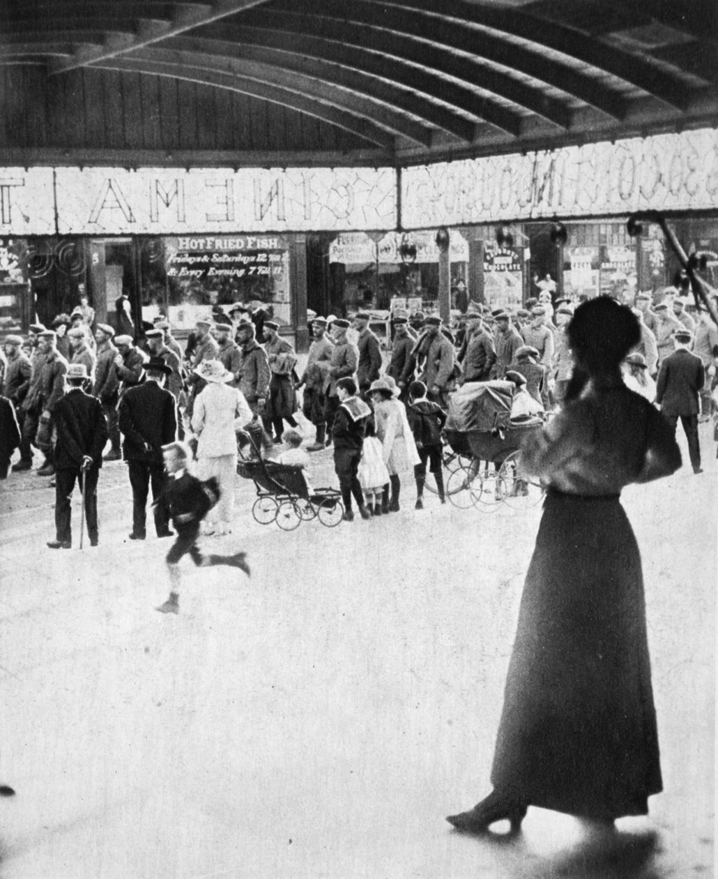 Fanget av en hær verken liten eller foraktelig: tyske fanger, fra The Illustrated War News, 12. juli 1916 av English Photographer