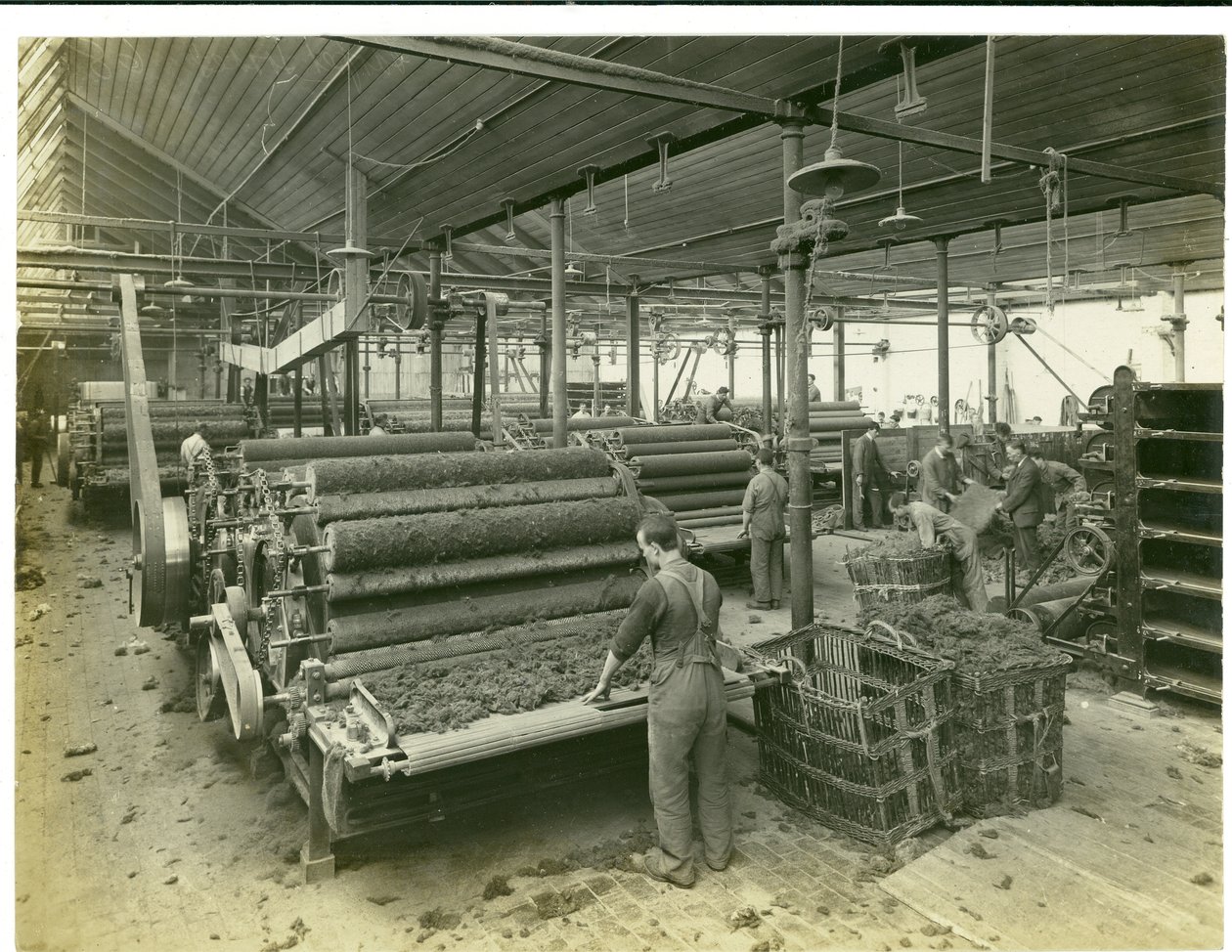Carding room, Long Meadow mill, 1923 av English Photographer