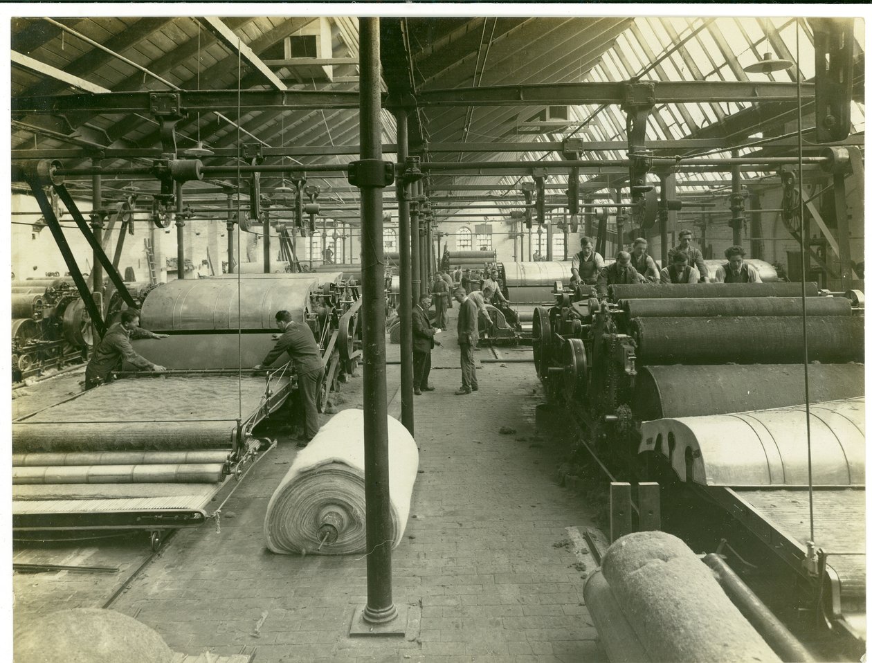 Carding room, Long Meadow mill, 1923 av English Photographer