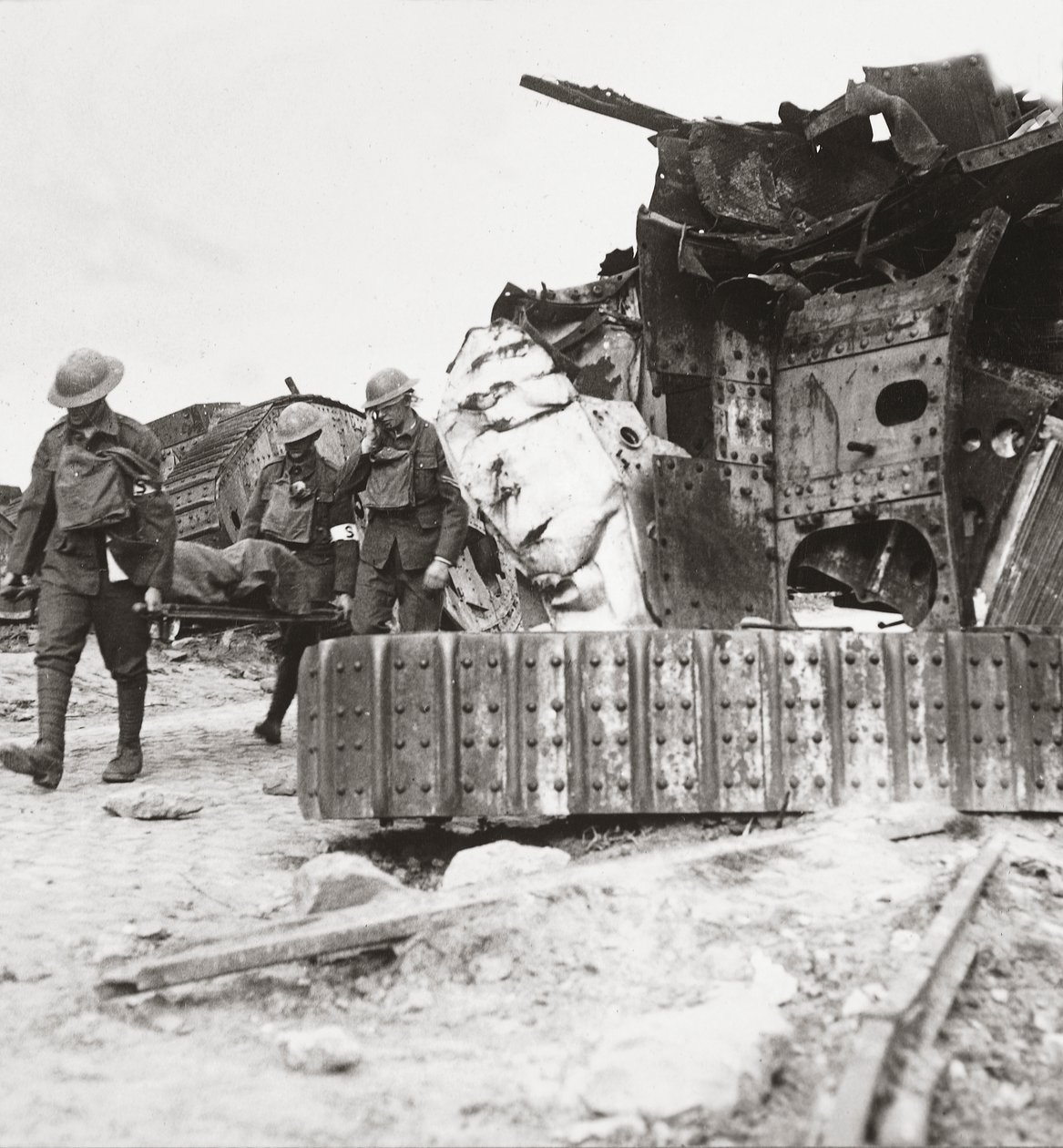 Skade som kommer tilbake fra linjen, passerer stridsvogner som ble vraket i Battle of the Tanks, Villers-Bretonneux, 24. april 1918 av English Photographer