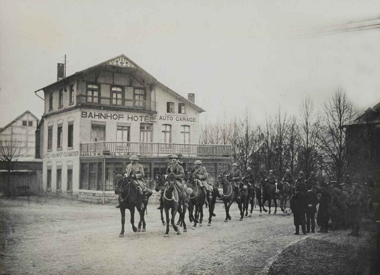 Kavaleri passerer et jernbanestasjonshotell, 1918 av English Photographer