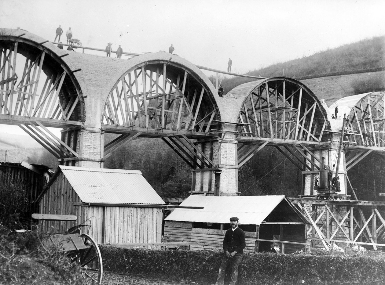 Chelfam Viaduct under bygging, ca. 1896 av English Photographer