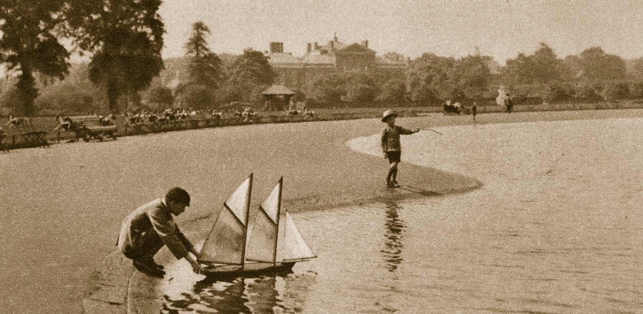 Barn som kjører modellbåter på Round Pond, Kensington Gardens, 1926 (sepia-bilde) av English Photographer