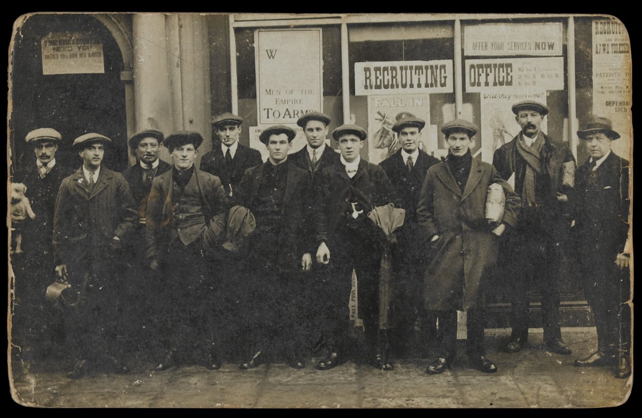 Sivile rekrutter som står utenfor et uidentifisert rekrutteringskontor, ca. 1915 av English Photographer