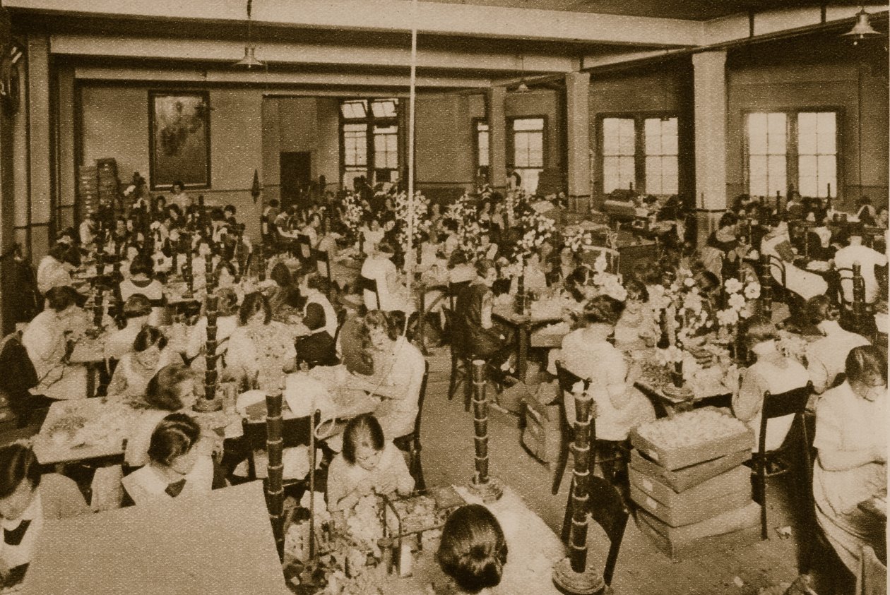 Forkrøplede jenter lager kunstige roser til Alexandra Rose Day (sepia-bilde) av English Photographer
