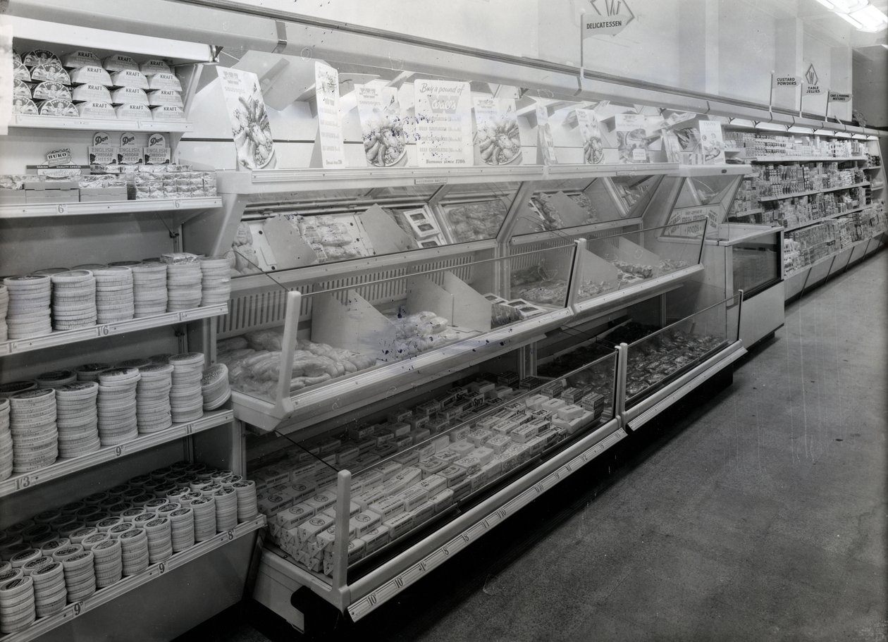 Delikatessegangen, Woolworths-butikken, 1956 av English Photographer