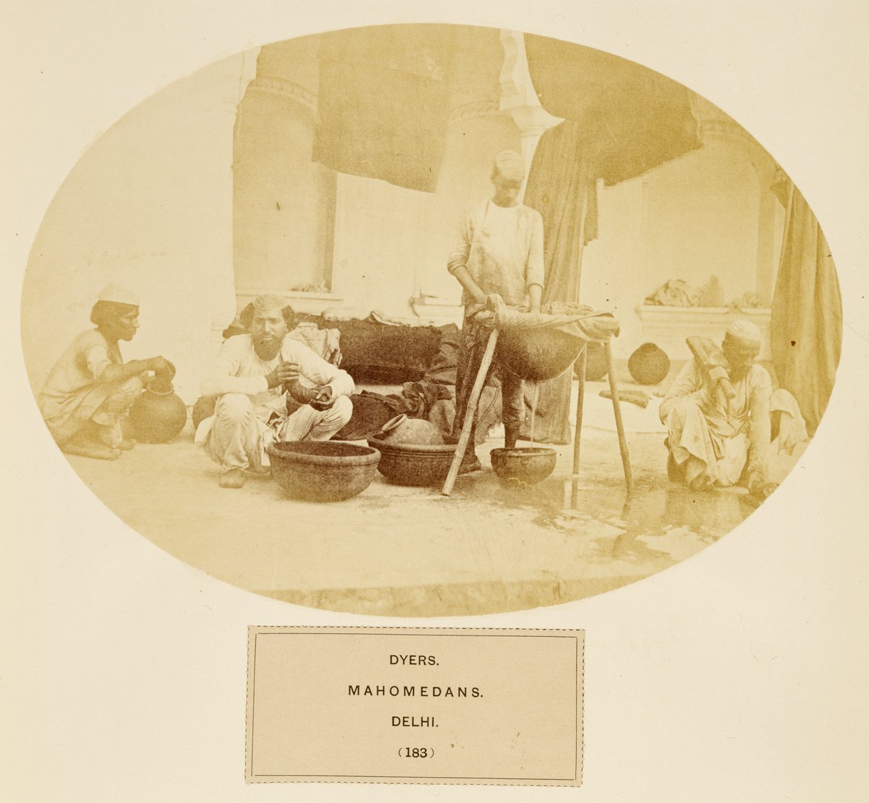 Dyers, Mahomedans, Delhi, fra The People of India, av J. Forbes Watson, utgitt 1868 (albumtrykk) av English Photographer