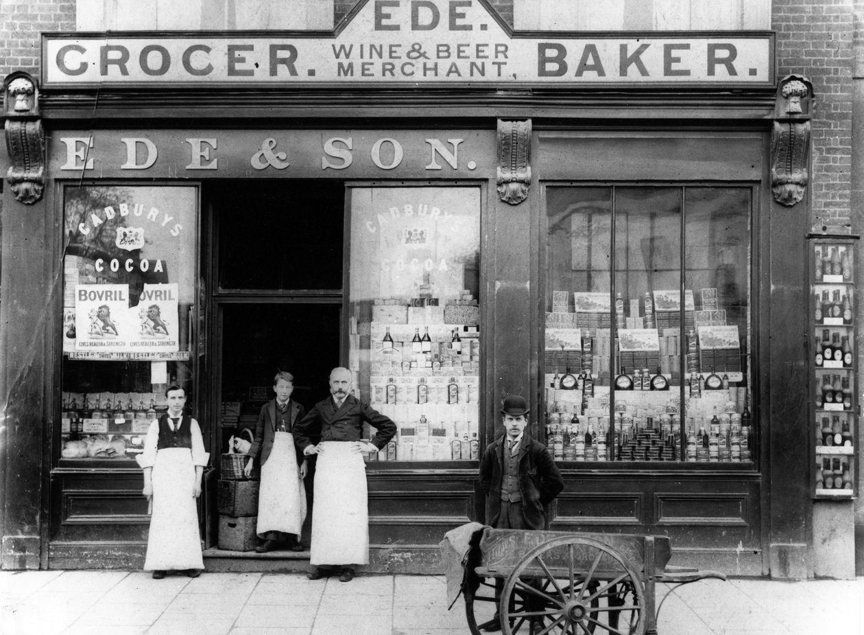 Ede og sønn kjøpmann, vin- og ølhandler, baker, ca. 1890 av English Photographer