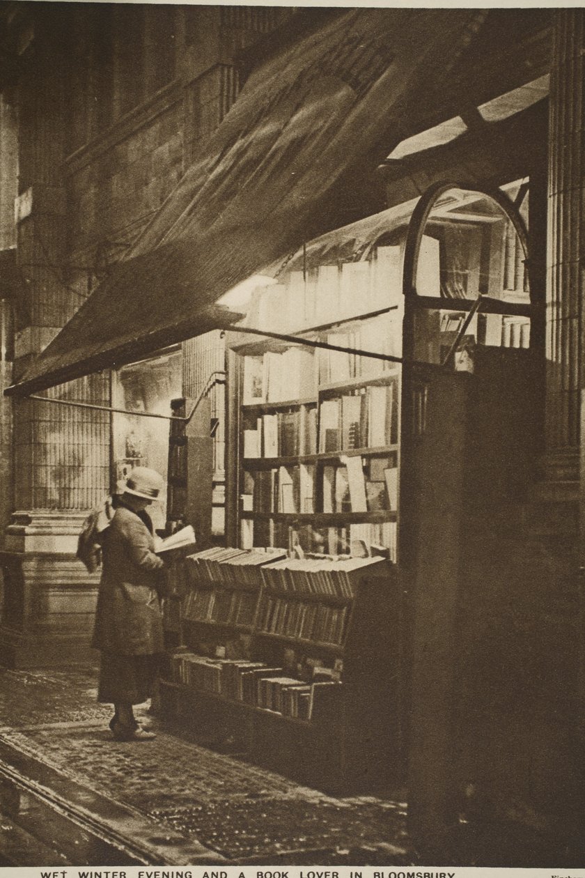 Undersøker en bok utenfor en bruktbokhandel på en våt vinterkveld, Bloomsbury (sepia-bilde) av English Photographer
