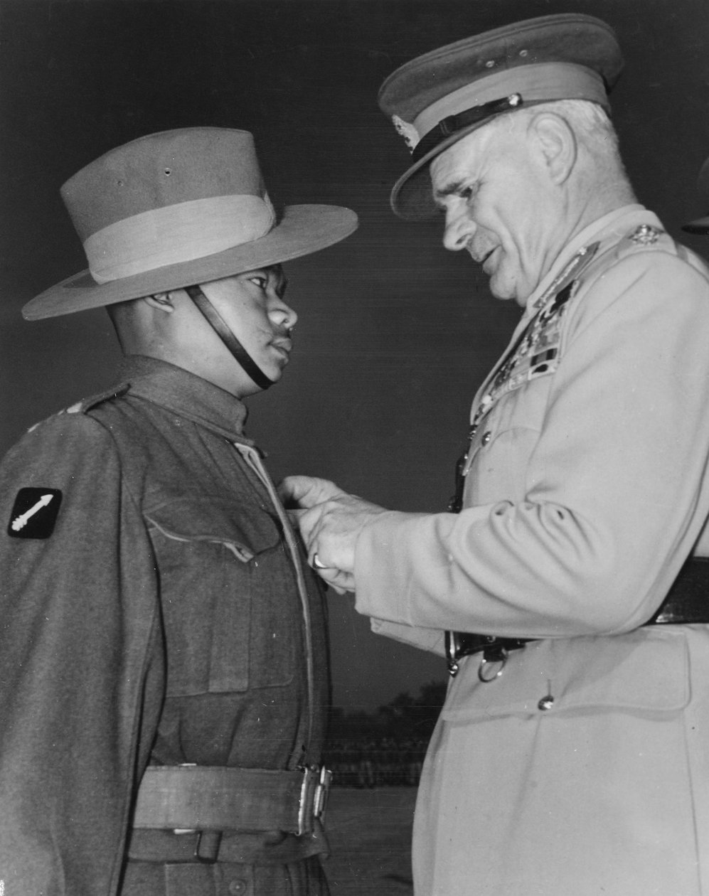 Feltmarskalk Sir Archibald Wavell, visekongen i India, presenterte et Victoria Cross til en Gurkha-soldat, 1945 av English Photographer